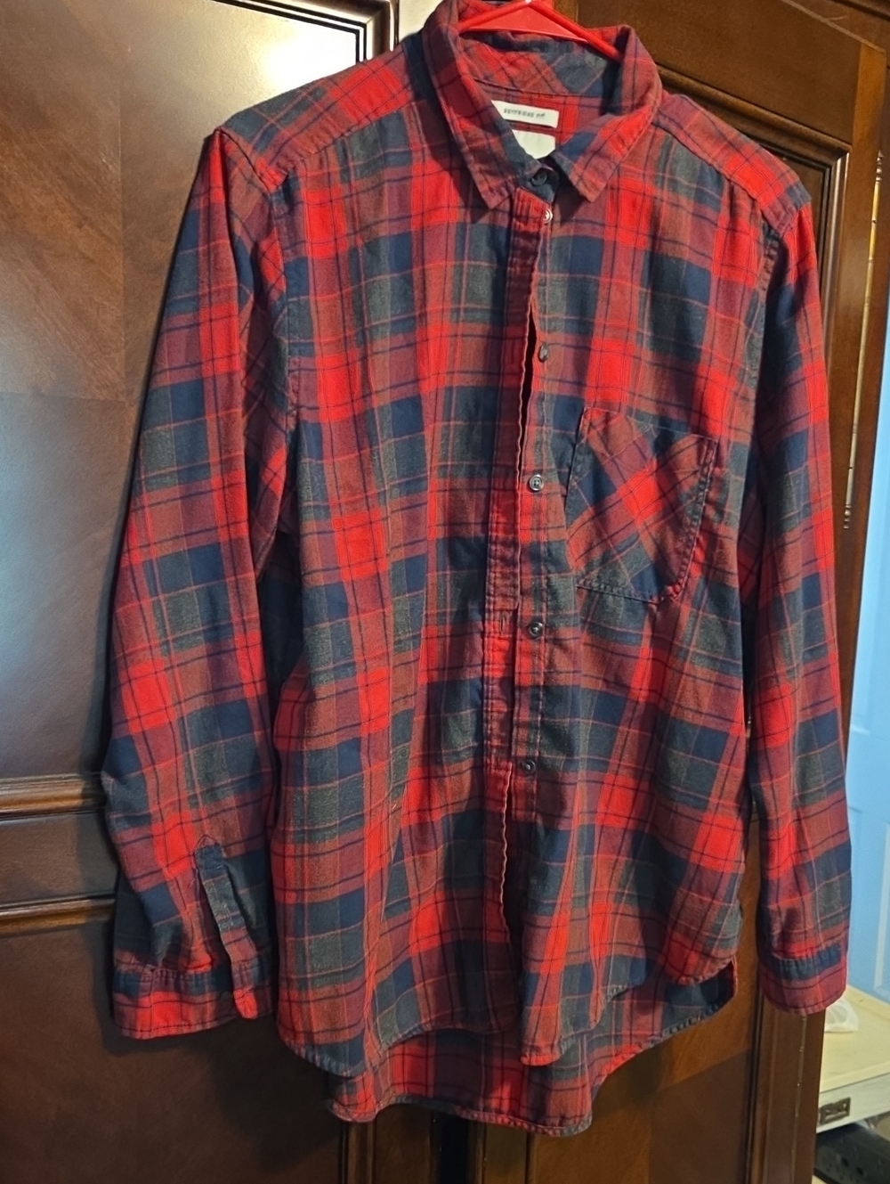 American Eagle Outfitters Red and Navy Plaid Button-Down Shirt‎